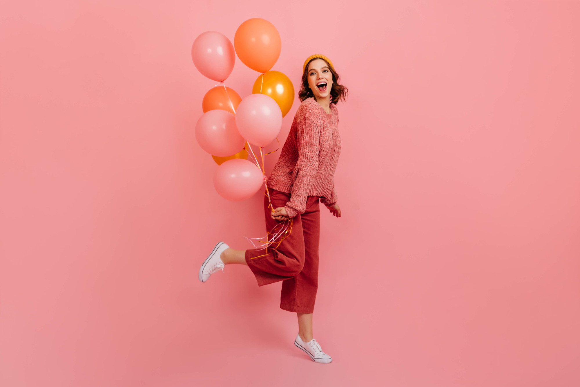 Lâcher-prise : femme qui s'apprête à lâcher des ballons