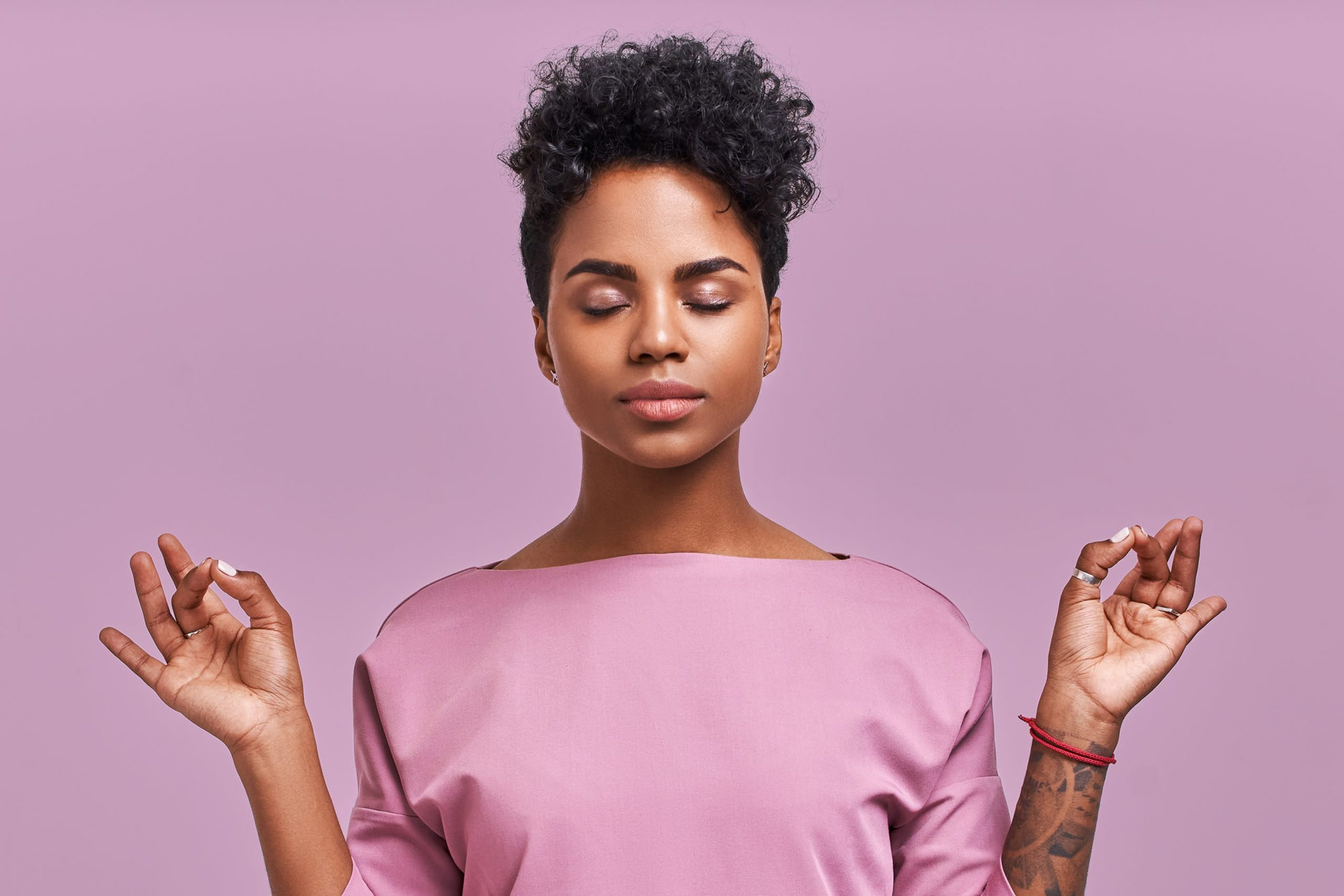 Femme pratiquant la méditation de pleine conscience