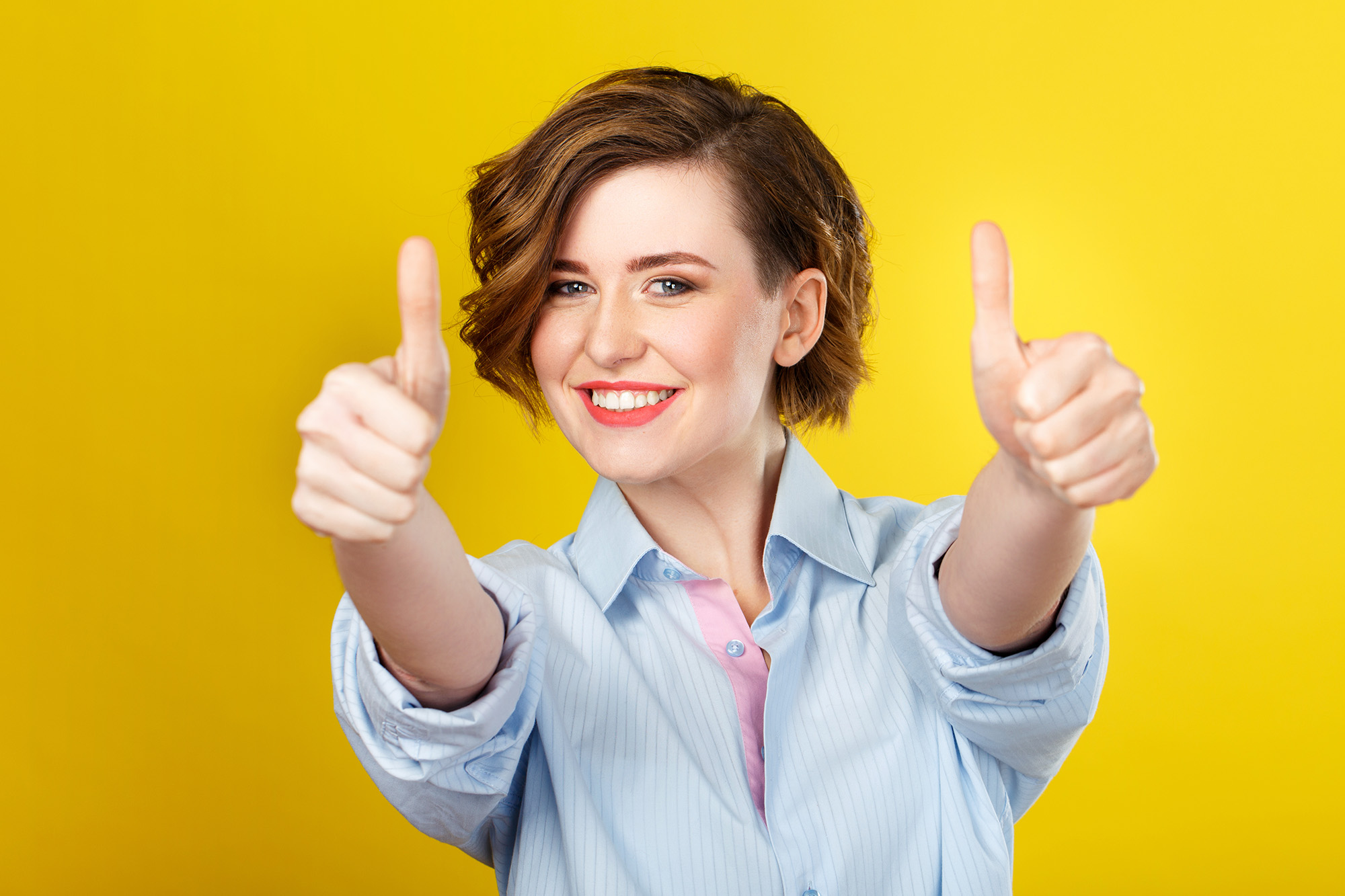 Jeune femme avec un état d'esprit positif